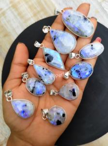 Elegante collar de bisel único con colgante de moissanita Joyería fina de mujer más de moda para ocasiones de fiesta - Product Image 3