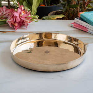 Plato Thali de Bronce Puro Hecho a Mano de 30 cm, Diseño Tradicional Chino con Parte Trasera Negra para Presentaciones y Ofrendas - Personalizable - Product Image 1