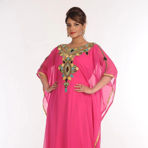 Caftans islamiques brodés en georgette rose - Product Image 1