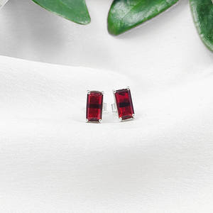 Boucles d'oreilles clous en argent sterling avec pierre précieuse grenat baguette - Bijoux de naissance en gros - Product Image 4