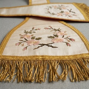 Étole liturgique en soie faite à la main, brodée de motifs dorés, avec franges, design personnalisé - Product Image 2