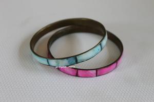 กำไลข้อมือทองเหลืองทำมือ ประดับมุกสีชมพูฟ้า น้ำหนักเบา กว้าง 10 มม. เครื่องประดับแฟชั่น ประดับเปลือกหอยหลากสี - Product Image 6