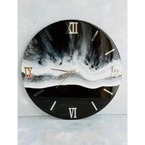 Horloge murale en résine durable avec mouvement à quartz et détail artistique idéal pour les cadeaux ou les accessoires de décoration intérieure - Product Image 3