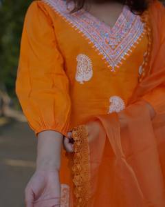 Ensemble de costume en coton imprimé à la main Tara Marigold Glow Khari avec dupatta en organza au meilleur prix - Product Image 6