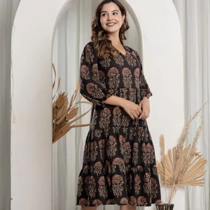 ชุดเดรสคลุมเข่าสไตล์โบฮีเมียนของผู้หญิงชุดเดรสผ้าฝ้ายระบายอากาศลำลองสีดำยาวถึงเข่าสีดำพิมพ์ลายดอกไม้100% - Product Image 1