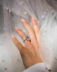 แหวนหมั้นเพชรโมอิสตัดวงรีขนาด12x8มม. พร้อมวงฮาโลและสายปูในการตั้งค่าแบบคลาสสิก | เครื่องประดับเจ้าสาวคุณภาพดีสำหรับงานแต่งงาน - Product Image 3