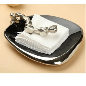 Porta Servilletas Galvanizado de Diseño Único y Alta Calidad para Decoración de Mesa, Estilo Lujoso - Product Image 1