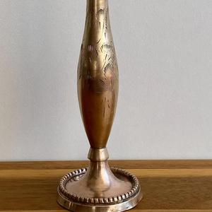 Vase décoratif traditionnel en laiton avec motif floral en acrylique pour la décoration intérieure ou les cadeaux à un prix raisonnable en métal - Product Image 2