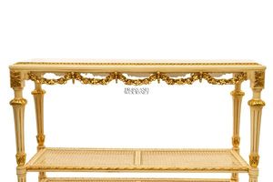 Table console en or artisanale de luxe avec tablier sculpté orné et étagères à double canne de style classique - Product Image 5