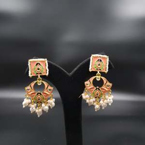 ต่างหู Meenakari ประดับด้วยไข่มุกที่แขวนอยู่เหนือกาลเวลาสร้างขึ้นด้วยเครื่องเคลือบเมนาการิเหมาะสำหรับงานรื่นเริงหรืองานแต่งงาน - Product Image 2