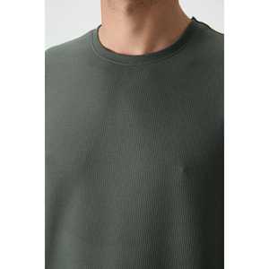 เสื้อยืดผู้ชายทรงโอเวอร์ไซส์ ผ้าคอตตอน 100% รุ่น 88379 สีกากี ลายวาฟเฟิล อินเตอร์ล็อค เนื้อผ้ามีเท็กซ์เจอร์ - Product Image 4