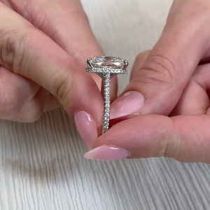 Anillo de compromiso con halo de diamantes de laboratorio talla cojín, certificado IGI D-E-F VVS-VS, engaste pavé - Product Image 3