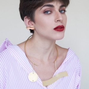 Collar con Colgante Budista Geométrico de Latón - Cadena de Hoja Chapada en Oro de 18K con Diseño de Serpiente, Regalo de Compromiso Unisex - Product Image 1