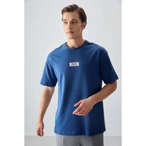 เสื้อยืดพิมพ์ลายทรงโอเวอร์ไซส์สำหรับผู้ชาย Air Jones ผ้าคอตตอนผสมเนื้อนุ่มหนา สีกรมท่า เสื้อยืดลำลองสไตล์สตรีทแวร์ - Product Image 4
