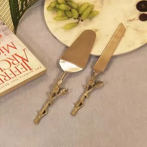 Juego de servir de oro rosa, cuchillo para pastel y juego de servidor perfecto para bodas, fiestas de cumpleaños y eventos - Product Image 4