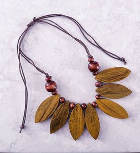 Collier en bois artisanal pour vêtements ethniques - Product Image 2