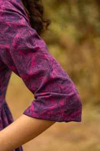 Robe bohème Esme en pur coton, imprimée à la main, violet et bleu, vacances d'été, mode éthique - Product Image 2