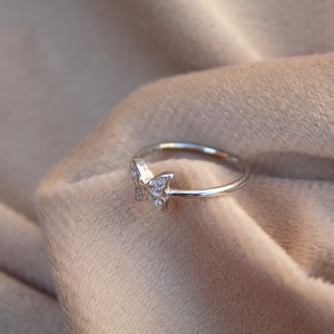Anillo de Plata de Ley 925 con Mariposa y Circonitas, Diseño Minimalista con Engaste de Puntas, Joyería Fina Elegante y Clásica, Unisex, Envío el Mismo Día, Perfecto - Product Image 4