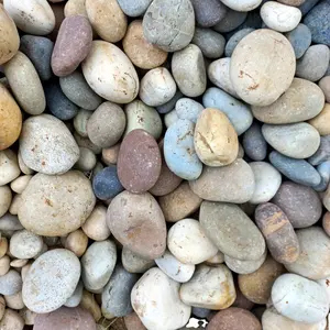 天然混合彩色河卵石石材，用于铺路和美化地板