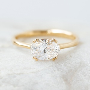 Bague en diamant ovale en or 14 carats cultivée en laboratoire certifiée IGI pour mariage ou fiançailles, convient également comme bracelet - Product Image 1