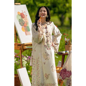 Conjunto Rang Rasiya de 3 Piezas: Camisa de Chifón con Lentejuelas Bordadas, Dupatta de Tela Khaddi con Bordado y Pantalones Bordados-BIC-4883 - Product Image 2