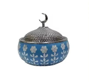 Ensemble de trois casseroles isolées en métal martelé faites à la main de conception créative pour réchauffer et servir des aliments de qualité supérieure - Product Image 4