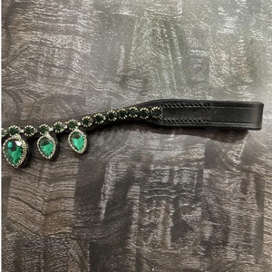 Elegante Diadema de Cuero Curvada para Caballo con Cristales Verdes y Flecos de Diamantes de Imitación en Forma de Lágrima para Uso Ecuestre - Product Image 4