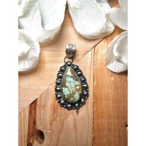 Pendentif Jackson Hoskie Carico Lake en turquoise et or rose, serti clos, en argent sterling, motif cloche, avec breloque en jade - Product Image 1