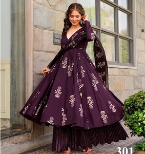 Designer 3pcs Bel ensemble imprimé Anghrakha Kurti avec bas assorti et Dupatta pour une tenue décontractée festive au prix de gros - Product Image 1