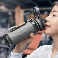 Bouteille d'eau en plastique Tritan bleu de 500 ml (17 oz) avec infuseur à thé, nouveau design élégant, haute qualité, sans BPA, écologique