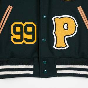 แจ็กเก็ตเบสบอลหนัง PU สำหรับผู้ชายเสื้อทีมเบสบอลปักลายอักษรอักษรเนียลยาวยาวโลโก้ออกแบบได้ตามต้องการ - Product Image 5