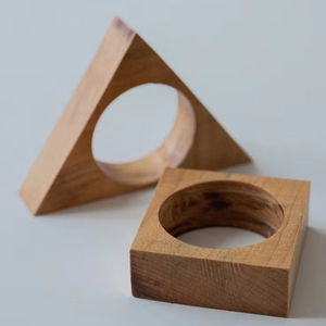Servilleteros de madera de diseño único con forma triangular y cuadrada, ideales para cenas diarias y arreglos de mesa de fiesta - Product Image 1