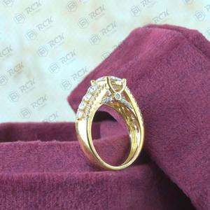 Anillo de moissanita solitario de corte redondo para mujer de Plata de Ley 925, acentos de diamantes TCW 4,00, joyería de regalo de aniversario - Product Image 4