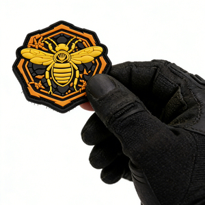 Patch en caoutchouc 3D hexagonal Bee-yond, patch en PVC personnalisé, design inspiré du nid d'abeille, patch en caoutchouc souple et durable pour sacs, chapeaux, vêtements - Product Image 3