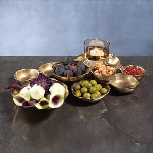 Plat en grappe plaqué or 9 bols pour hôtels et restaurants Bol de service Fruits secs Snacks Plat et bols en métal - Product Image 1