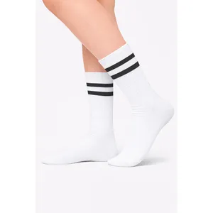 Chaussettes de sport colorées à double rayures blanches, motif personnalisable, broderie de logo, antibactériennes, compression, anti-transpiration pour l'automne - Product Image 2