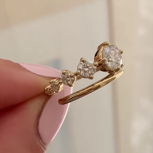 Anillo de compromiso para mujer con cinco diamantes de laboratorio certificados IGI de 0.80 quilates, corte brillante D-E-F VVSVS, excelente claridad y fuego. - Product Image 5