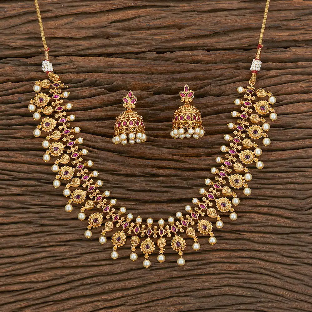 Set kalung India Selatan antik berlapis emas Matte 217303 dengan perhiasan modis mutiara India