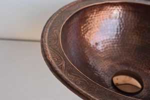 Lavabo de cobre hecho a mano para encimera de cocina Diseño elegante del fregadero del cuenco Disponible para la compra en lavabos de precio - Product Image 5