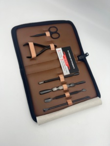 Kit de Manucure et Pédicure en Acier Inoxydable Noir Plasma avec Étui en Cuir – Coupe-Ongles, Pince à Cuticules, Ciseaux, Repousse-Cuticules, Couteau - Product Image 6