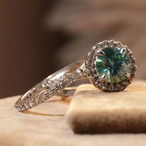 แหวนแต่งงานทองคำ 18K สไตล์วินเทจ ประดับเพชรทรงกลมสีน้ำเงินแบบ Halo สำหรับผู้หญิง - Product Image 5