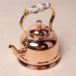 Tetera de metal de diseño con acabado pulido dorado, ideal para fiestas de té tradicionales o regalos para los amantes del té - Product Image 3