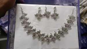 Élégant ensemble de bijoux de mode AD pour femmes collier et boucles d'oreilles étincelants pour les mariages et les fêtes d'Inde - Product Image 2