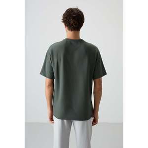 เสื้อยืดผู้ชายทรงโอเวอร์ไซส์ ผ้าคอตตอน 100% รุ่น 88379 สีกากี ลายวาฟเฟิล อินเตอร์ล็อค เนื้อผ้ามีเท็กซ์เจอร์ - Product Image 2