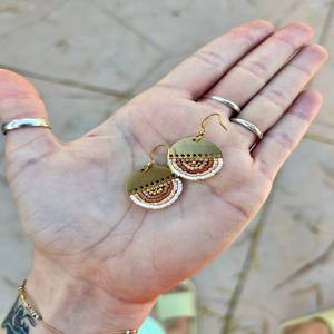 Semillas de diseñador con cuentas y Latón chapado en oro semicírculo estampado pendientes joyería para mujeres y niñas desgaste en fiesta de boda - Product Image 2