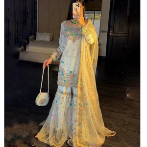 Ensemble Salwar Kameez de qualité supérieure avec broderie Design élégant du cou et Dupatta pour les fêtes et les mariages - Product Image 1