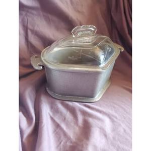 Casserole en métal en forme de coeur avec couvercle en verre original dernier cadeau pour femme - Product Image 1