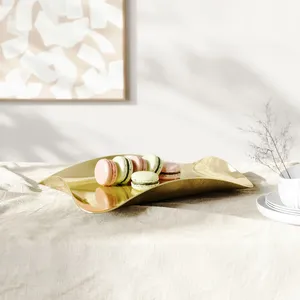 Plateau métallique en chocolat doré de forme artistique pour un service élégant Présentoir à desserts de luxe et décoration de table de fête élégante - Product Image 2