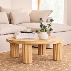 Belle table basse en bois de ferme avec finition élégante parfaite pour les maisons de style campagnard et les intérieurs de salon confortables - Product Image 1