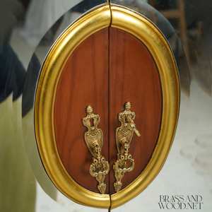 ตู้เสื้อผ้าไม้มะฮอกกานีสุดหรูสไตล์คลาสสิก พร้อมกระจกเต็มบาน ตกแต่งด้วยทองเหลืองประดับอย่างงดงาม และรายละเอียดแกะสลักด้วยมือ เหมาะสำหรับบ้านสไตล์พระราชวัง - Product Image 2